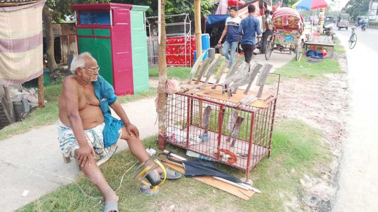 ফরিদপুরে কামারদের বেচাকেনা কম, হতাশায় সময় কাটছে