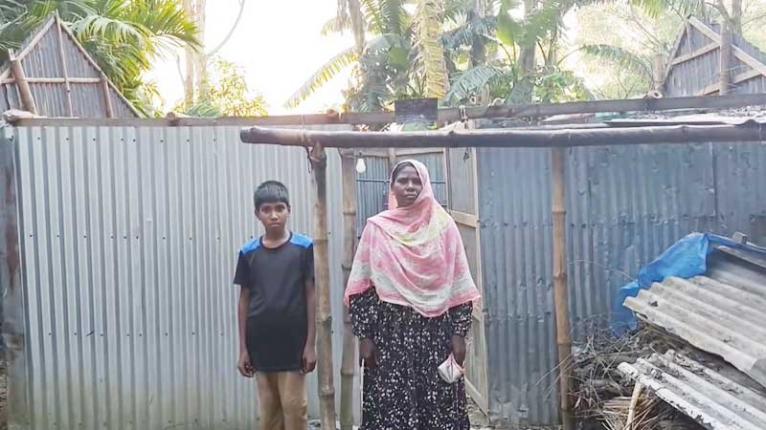 ​মা-ছেলের মানবেতর জীবন: সব কেড়ে নিল কালবৈশাখী
