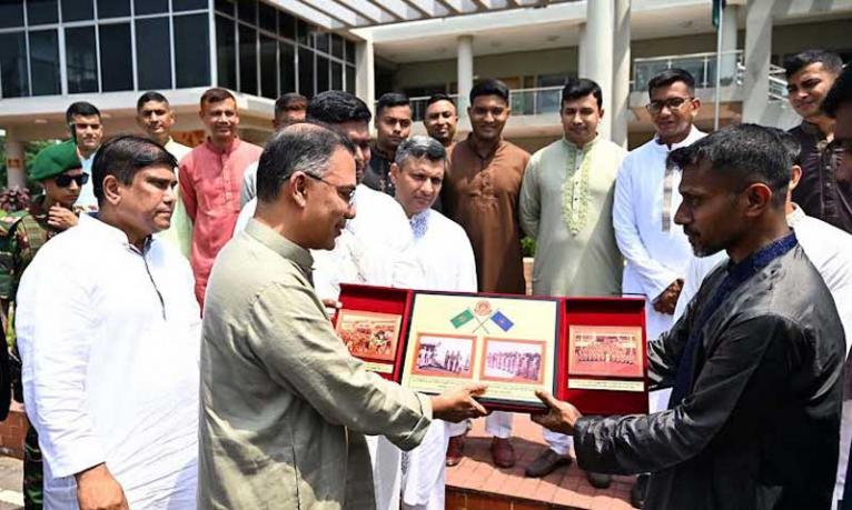 সেনা সদস্যদের সঙ্গে ঈদুল আযহার আনন্দ ভাগাভাগি ও শুভেচ্ছা বিনিময় প্রধানমন্ত্রীর