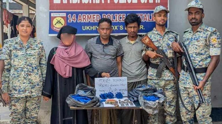 রোহিঙ্গা ক্যাম্পে আগ্নেয়াস্ত্র ও গুলিসহ আটক ৩