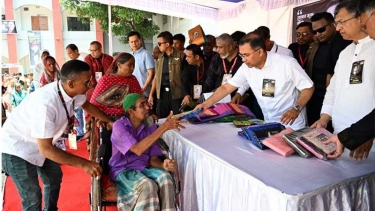 দুস্থদের মাঝে বস্ত্র ও খাদ্যসামগ্রী বিতরণ উদ্বোধন করলেন প্রধানমন্ত্রী