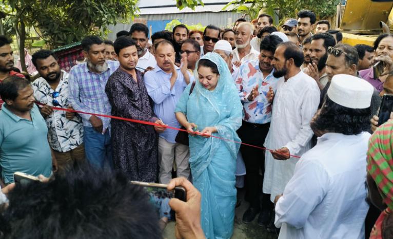 ফরিদপুরে মাটির রাস্তা নির্মাণ কাজের উদ্বোধন করলেন এমপি চৌধুরী নায়াব ইউসুফ