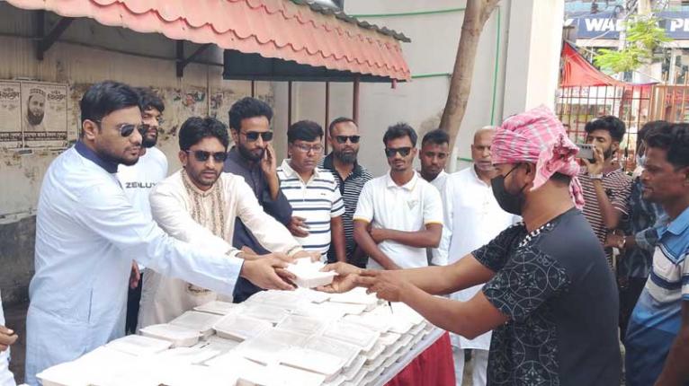 শহীদ রাষ্ট্রপতি জিয়াউর রহমানের ৪৫তম শাহাদাত বার্ষিকী উপলক্ষে ফরিদপুরে অসহায় ও দুস্থ মানুষের মাঝে খাবার বিতরণ