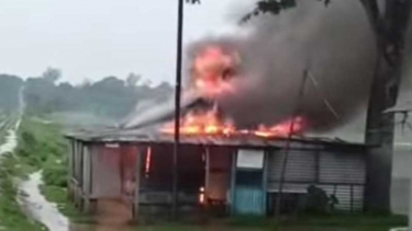 সরিষাবাড়ীতে বজ্রপাতে মুদি দোকান পুড়ে ছাই, নিঃস্ব ব্যবসায়ী