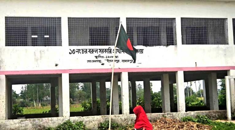 যমুনার চরে শিক্ষার ‘কবরস্থান’: শিক্ষক নেই, স্কুল চালান নৈশপ্রহরী!