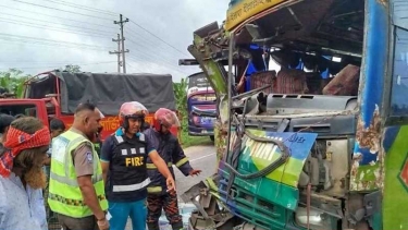 ধামরাইয়ে দুই বাসের মুখোমুখি সংঘর্ষে আহত ২৫