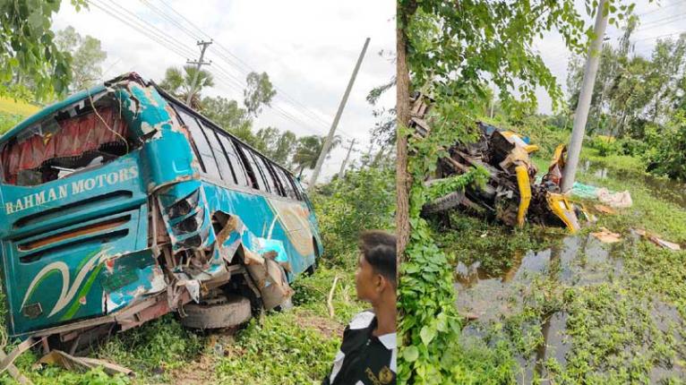 বগুড়ায় দাঁড়িয়ে থাকা বাসে ট্রাকের ধাক্কা, সুপারভাইজার-হেলপার নিহত