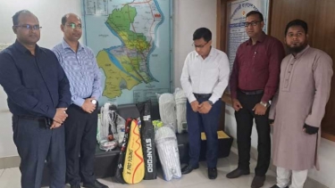 নারায়ণগঞ্জে সতেরটি প্রাথমিক শিক্ষা প্রতিষ্ঠানে ক্রীড়া সামগ্রী বিতরণ