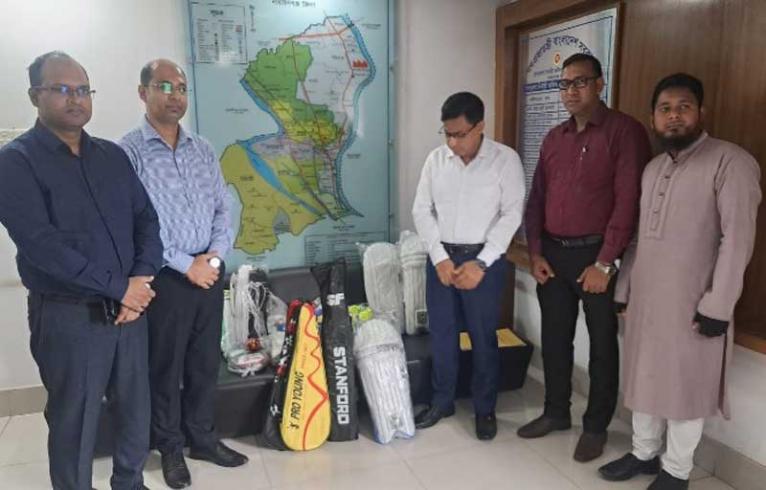 নারায়ণগঞ্জে সতেরটি প্রাথমিক শিক্ষা প্রতিষ্ঠানে ক্রীড়া সামগ্রী বিতরণ