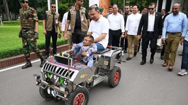 কলেজ শিক্ষার্থী ওয়াকিমুলের তৈরি স্মার্ট কারে চড়লেন প্রধানমন্ত্রী