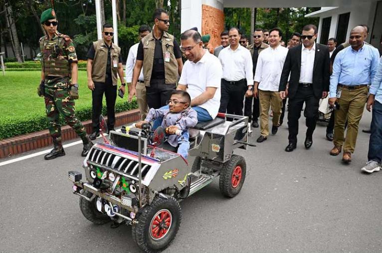 কলেজ শিক্ষার্থী ওয়াকিমুলের তৈরি স্মার্ট কারে চড়লেন প্রধানমন্ত্রী