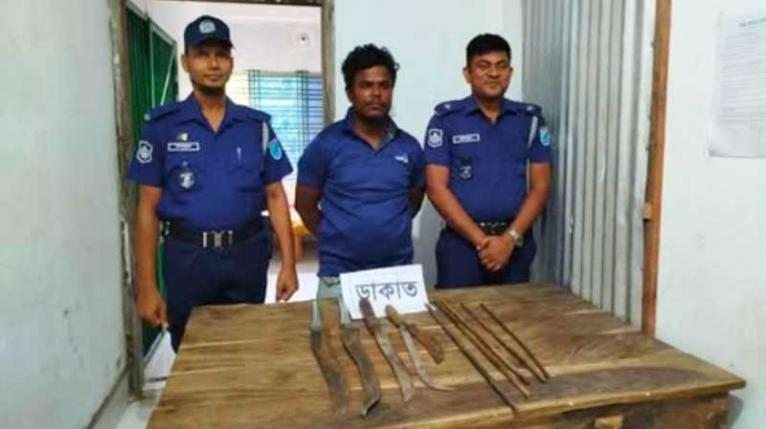 সোনারগাঁয়ে দেশীয় অস্ত্রসহ ডাকাত গ্রেফতার