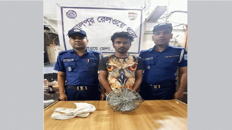 জামালপুরে তিস্তা এক্সপ্রেস থেকে ফ্যান চুরির সময় হাতেনাতে চোর আটক