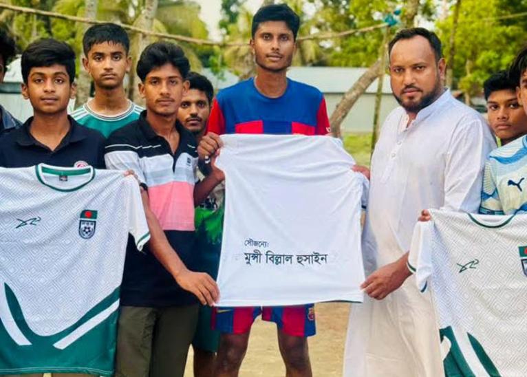 আলফাডাঙ্গায় ক্রীড়াচর্চায় তরুণদের উৎসাহ দিতে জার্সি বিতরণ