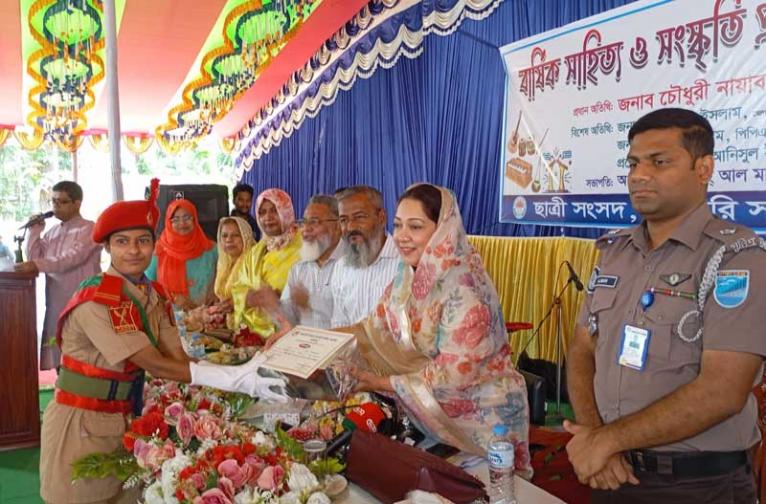 ফরিদপুরে সরকারি সারদা সুন্দরী মহিলা কলেজে সাহিত্য ও সংস্কৃতি প্রতিযোগিতার পুরস্কার বিতরণী অনুষ্ঠিত