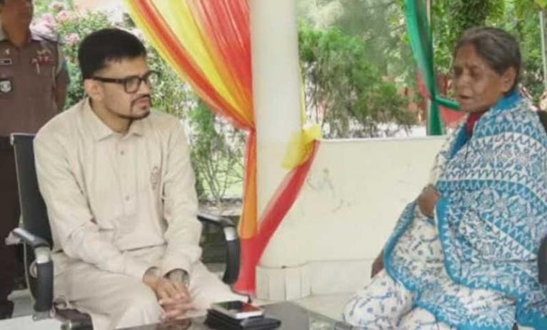 ফরিদপুরে আলোচিত শিল্পী লাইলী আক্তারের সঙ্গে ঈদের শুভেচ্ছা বিনিময় পুলিশ সুপারের