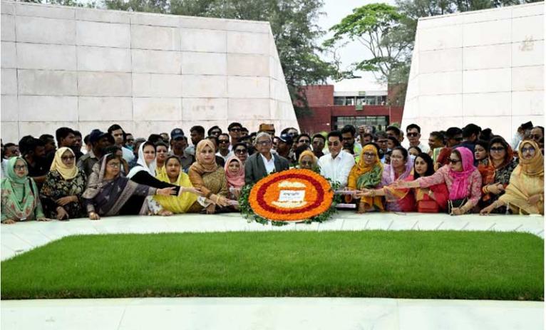 জিয়াউর রহমান ও খালেদা জিয়ার সমাধিতে চীফ হুইপ ও সংরক্ষিত নারী আসনের সংসদ সদস্যদের শ্রদ্ধা নিবেদন