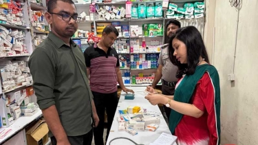 সদরপুরে মেয়াদোত্তীর্ণ ঔষধ সংরক্ষণের দায়ে ৯ হাজার টাকা জরিমানা
