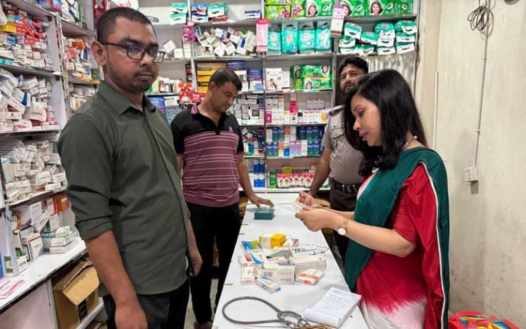 সদরপুরে মেয়াদোত্তীর্ণ ঔষধ সংরক্ষণের দায়ে ৯ হাজার টাকা জরিমানা