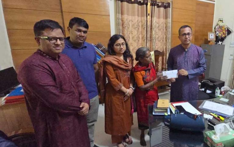 লোকসংগীত শিল্পী লাইলীকে আর্থিক সহায়তা দিলেন ফরিদপুর জেলা প্রশাসন