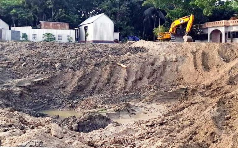 পদ্মা পাড় খনন করে রাতভর মাটি পাচার হুমকির মুখে চরভদ্রাসনের রাস্তা-ঘাট ও স্বপ্নের ব্লক বাঁধ