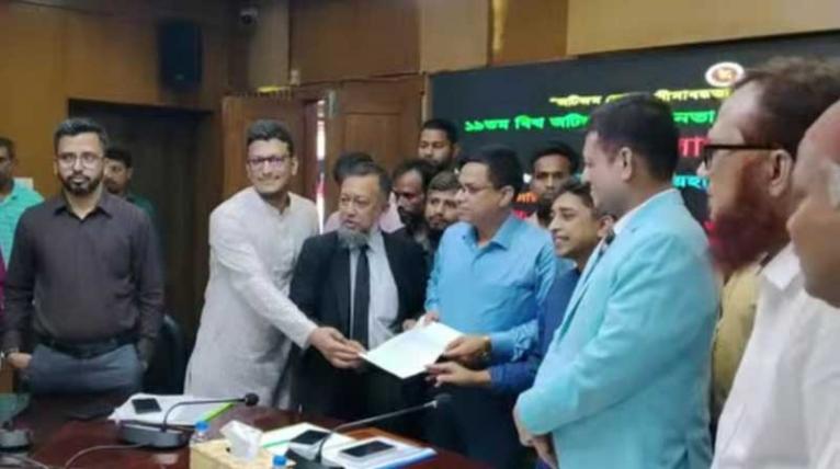 নারায়ণগঞ্জ-ঢাকা রুটে বাস ভাড়া বৃদ্ধির প্রতিবাদে জেলা প্রশাসকের কাছে স্মারকলিপি