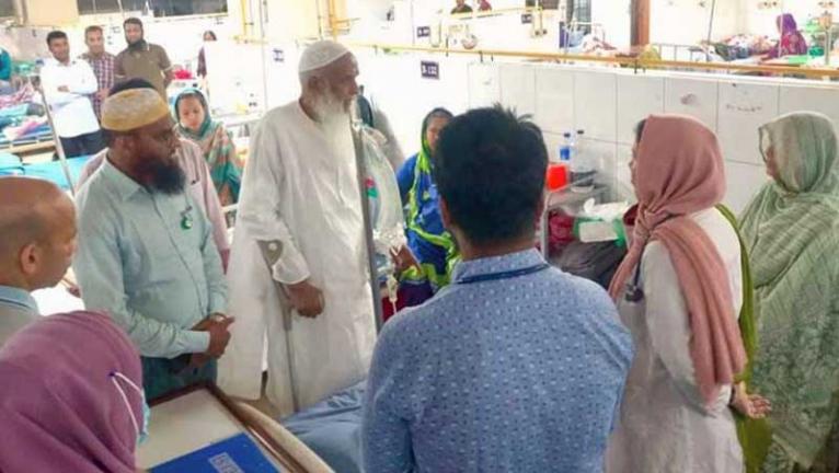 অসুস্থ হজযাত্রীর খোঁজ নিতে কুর্মিটোলা হাসপাতালে ধর্মমন্ত্রী