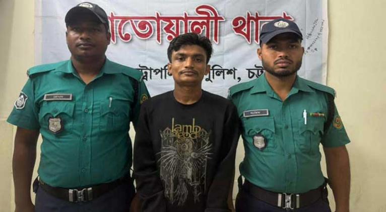 চট্টগ্রামে ১৩ মামলার আসামি সন্ত্রাসী শুক্কুর গ্রেফতার