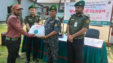 খুলনায় আনসার ও ভিডিপি সদস্যদের মধ্যে ঈদ সামগ্রী বিতরণ
