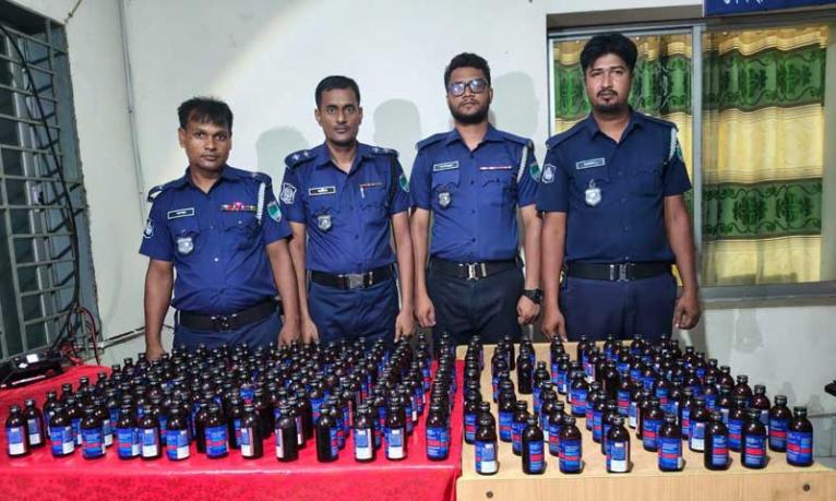 সাতক্ষীরায় ফেন্সিডিল জব্দ করেছে পুলিশ