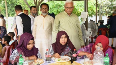 সুবিধা বঞ্চিত শিশুদের সঙ্গে ঈদ পরবর্তী শুভেচ্ছা বিনিময় করেছেন সমাজকল্যাণমন্ত্রী