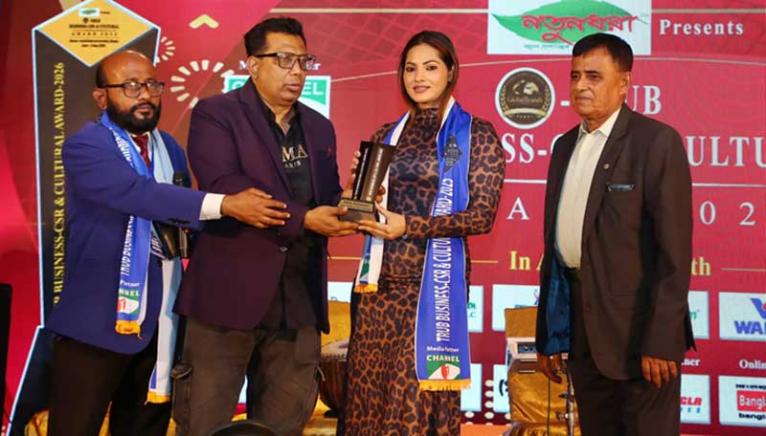 সম্মাননা পেলেন চিত্রনায়িকা প্রিয়মনি