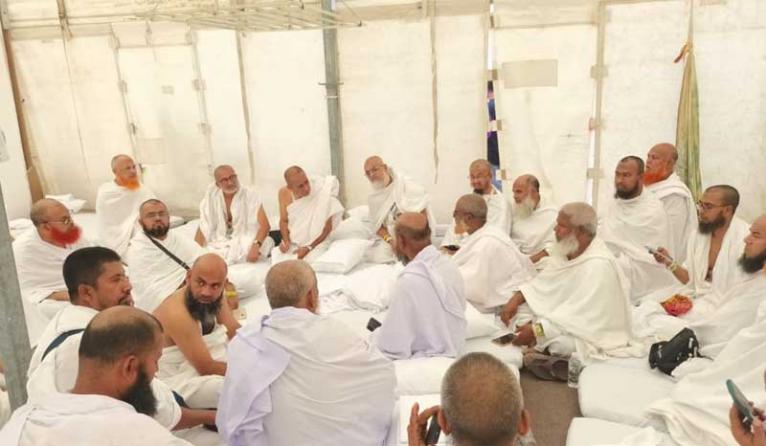 লাব্বাইক ধ্বনিতে মুখরিত মিনা প্রান্তর, তাঁবুতে হাজিদের খোঁজ নিচ্ছেন ধর্মমন্ত্রী