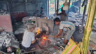 টুংটাং শব্দে মুখরিত মধুখালীর কামারপল্লী