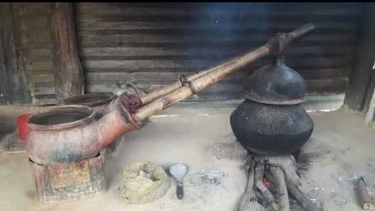 মদের আসরে তুলকালাম, জ্বলন্ত লাকড়ির আঘাতে যুবক গুরুতর আহত!