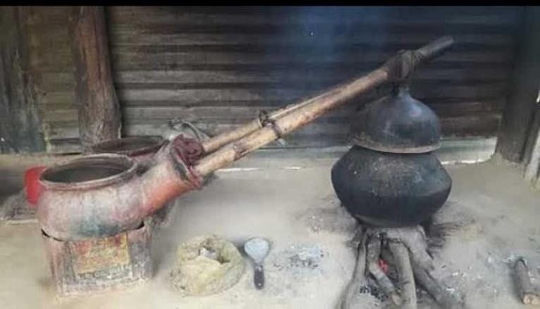 মদের আসরে তুলকালাম, জ্বলন্ত লাকড়ির আঘাতে যুবক গুরুতর আহত!