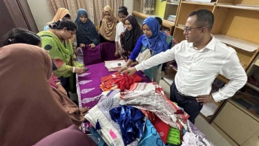 ফরিদপুরে প্রশিক্ষণপ্রাপ্ত নারীদের মাঝে সেলাই মেশিন বিতরণ