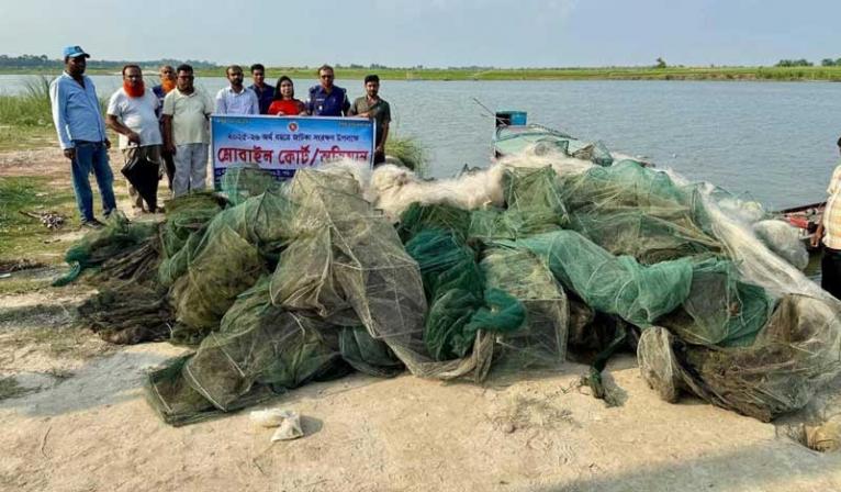 সদরপুরে পদ্মা নদীতে অবৈধ জালের বিরুদ্ধে অভিযান, জেলেদের জরিমানা