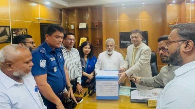সোনারগাঁ স্বাস্থ্য কমপ্লেক্সে জলাতঙ্কের ভ্যাকসিন উপহার দিলেন এমপি মান্নান