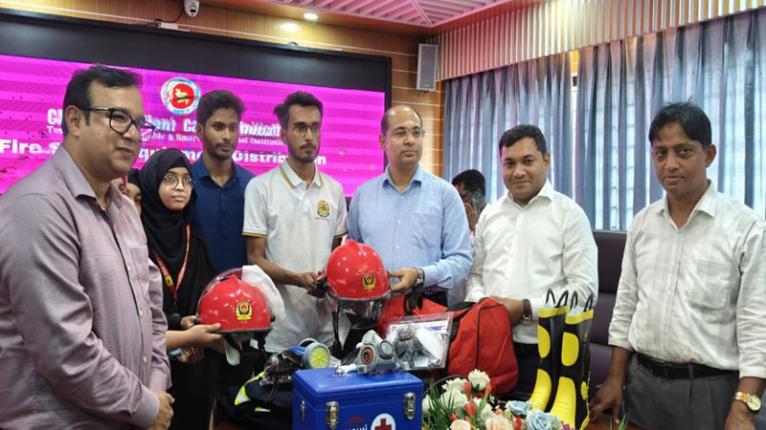 নারায়ণগঞ্জে স্বেচ্ছাসেবী সংগঠনকে ফায়ার সেফটি সরঞ্জাম দিল সদর উপজেলা প্রশাসন