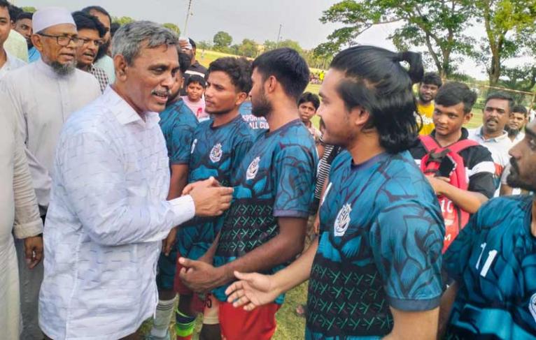 ফরিদপুরে ডোমরাকান্দি শতমূলী সমাজকল্যাণ সংস্থার উদ্যোগে ফুটবল টুর্নামেন্টের উদ্বোধন