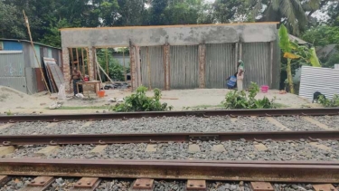 ফরিদপুরে রেলওয়ের জায়গা দখল করে গড়ে উঠেছে পাকা দোকানঘর নির্মাণ