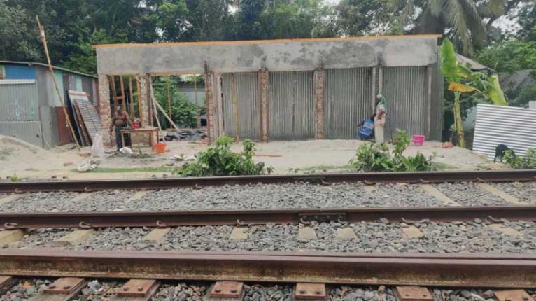 ফরিদপুরে রেলওয়ের জায়গা দখল করে গড়ে উঠেছে পাকা দোকানঘর নির্মাণ