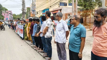 ধর্ষক-নিপীড়কের দ্রুত দৃষ্টান্তমূলক শাস্তির দাবিতে প্রথম আলো বন্ধুসভার মানববন্ধন