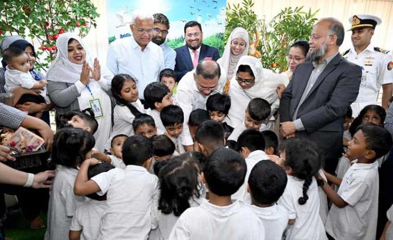 শিশুদের সঙ্গে প্রাণোচ্ছ্বল সময় কাটালেন প্রধানমন্ত্রী