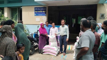 আলফাডাঙ্গায় খামারির ঘরে খুশির জোয়ার: খাদ্য সহায়তায় জাগল নতুন স্বপ্ন, ১৯২ পরিবারে হাসি ফোটাল প্রাণিসম্পদ দপ্তর