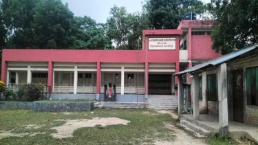 শিক্ষা অফিসের নির্দেশনা বৃদ্ধাঙ্গুলী দেখিয়ে পরীক্ষা ফি আদায়