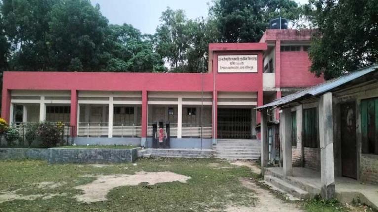 শিক্ষা অফিসের নির্দেশনা বৃদ্ধাঙ্গুলী দেখিয়ে পরীক্ষা ফি আদায়