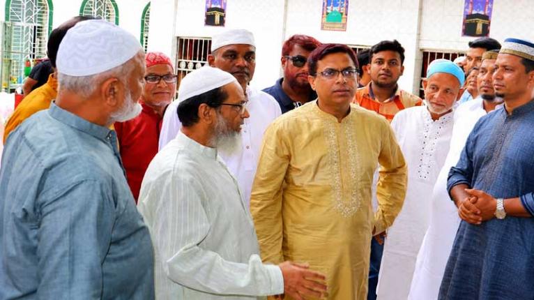 কদম রসুল দরগাহ পরিদর্শন ও জুমার নামাজ আদায় করলেন ডিসি রায়হান কবির