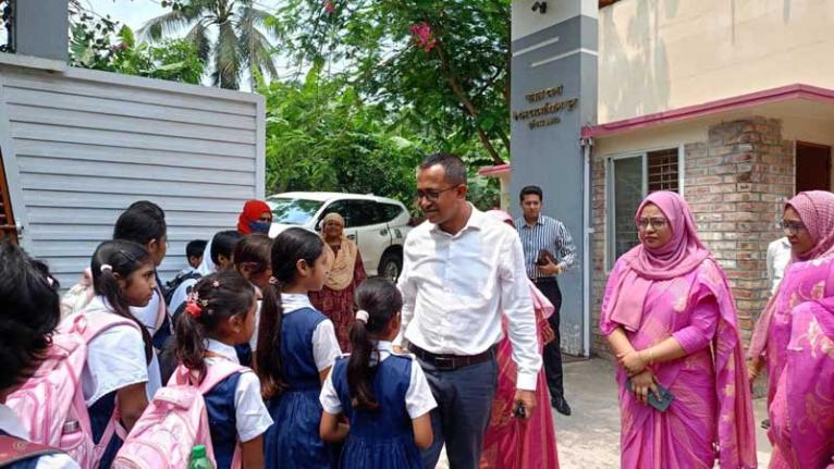ফরিদপুর তারার মেলা ঈশান মেমোরিয়াল স্কুল পরিদর্শন করলেন জেলা প্রশাসক